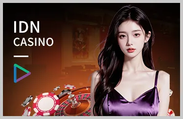 Trận đấu quần vợt trên sân với người chơi đang giao bóng và logo vn123